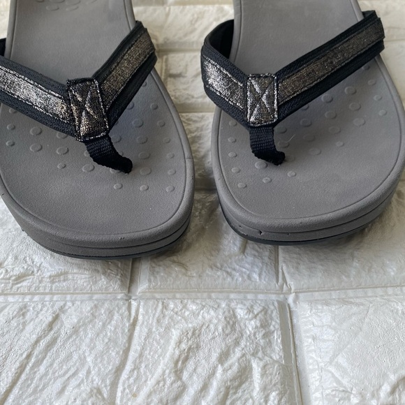 Vionic High Tide Platform Metallic Gray Black Thong Sandals 10 wide - Picture 3 of 8